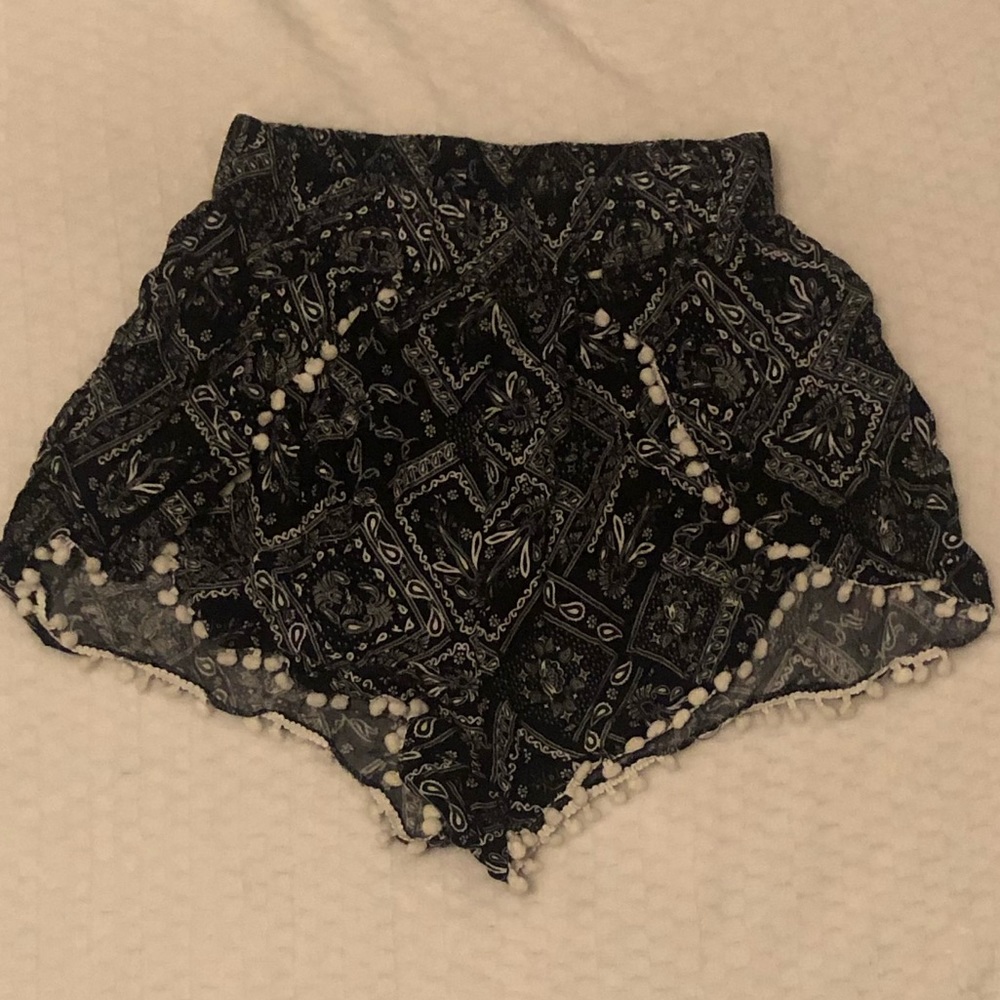 Black & white elastic shorts